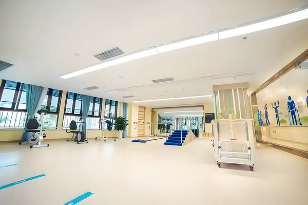 深圳户口如何入户_专访导演饶晓志：对《万里归途》满意和骄傲 网微维码信二创业扫描